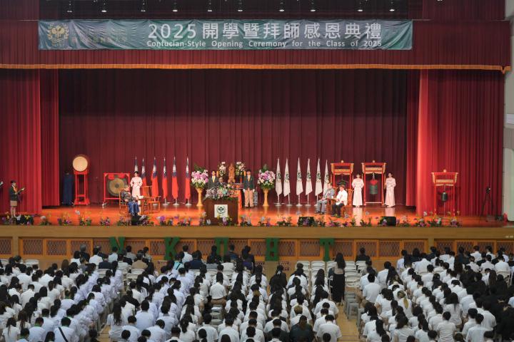 高餐大114學年度開學暨拜師感恩典禮 前教育部政次蔡清華、校友洪士峰致詞期勉