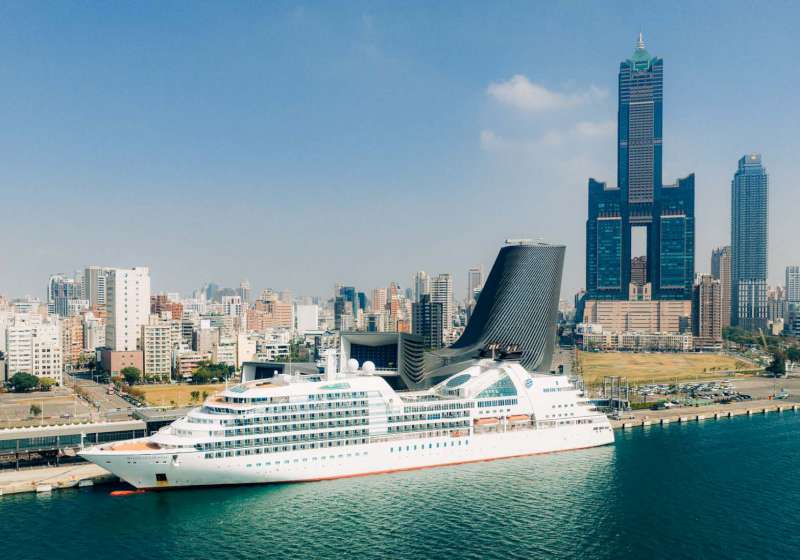 日三大航商旗下郵輪海洋富士號首航高雄港 臺灣港務噴水贈紀念牌迎賓