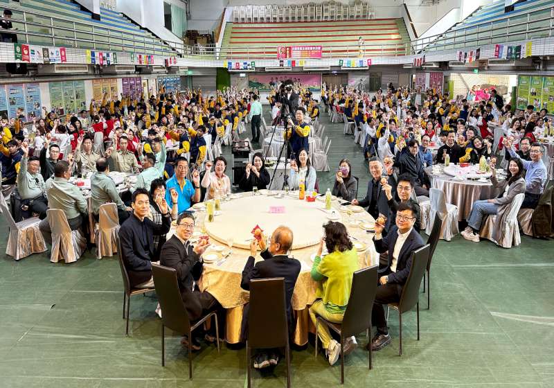 高市中山工商為期兩天僑生祭祖暨迎春聯歡會 贈千顆百年餅店綠豆椪傳達圓滿祝福