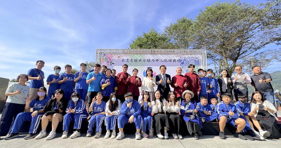 義大大學社會責任計畫團隊青銀共榮培力中心揭牌 落實知識延伸社區貼近生活