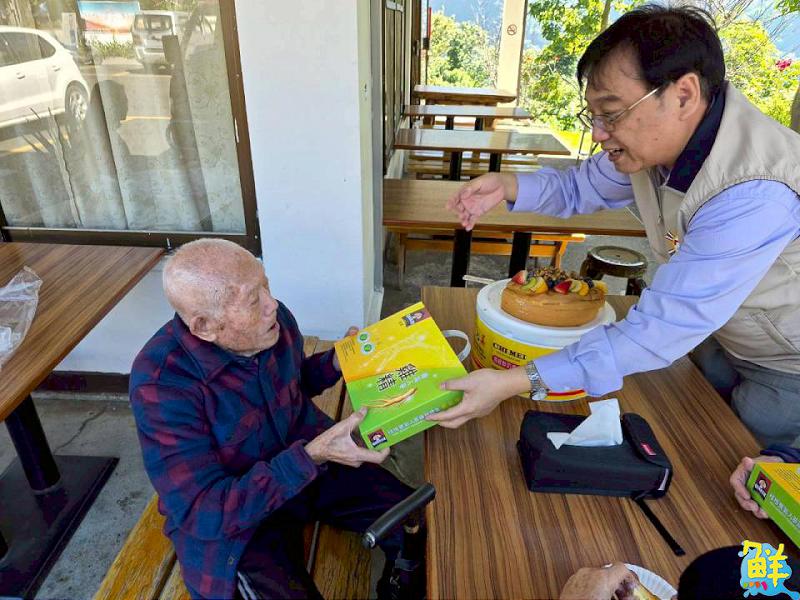 服務不分遠近！高雄榮服處前往錫安山為百歲榮民慶生
