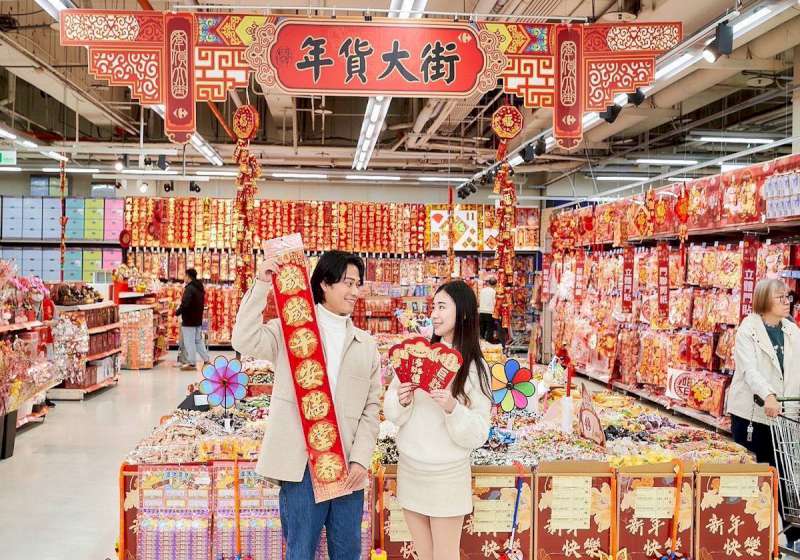 知名連鎖量販店新春優惠回饋逾2億5000萬元 限量福袋刮市值88萬元馬年金條 