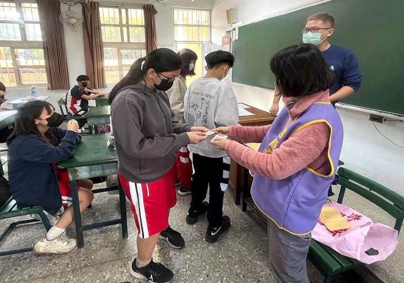高市前鎮戶政所前進7國中 助三年級生就近申辦國民身分證