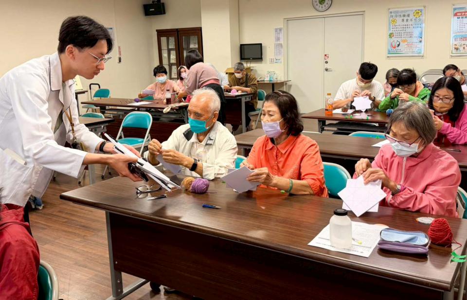 高市岡山秀傳醫院失智共照中心給家屬的 4 堂照護課程 小班制全程免費