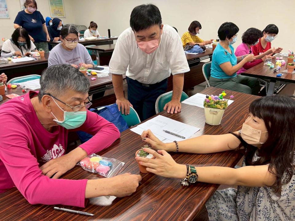 高市岡山秀傳醫院失智共照中心給家屬的 4 堂照護課程 小班制全程免費