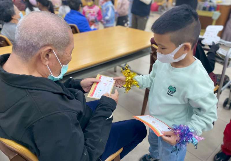 高市林園區港埔國小前進日照中心 才藝表演手繪卡片傳遞新年祝福