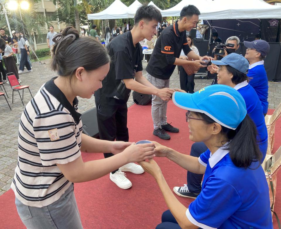 輔英科大國際處等4單位重陽敬老暨青春成年禮 師生攜手社區志工清掃街道添暖意