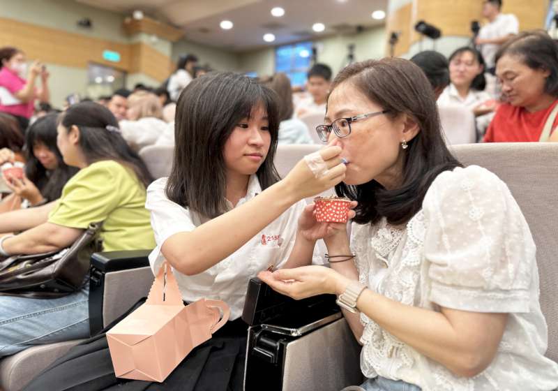 中山工商表揚186名孝親楷模 餐飲科生助製作杯子蛋糕謝親恩