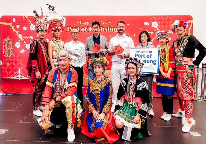 高雄港喜迎愛達女神、探索星號雙郵輪接力泊靠 噴水贈紀念牌原民舞蹈手寫春聯迎賓