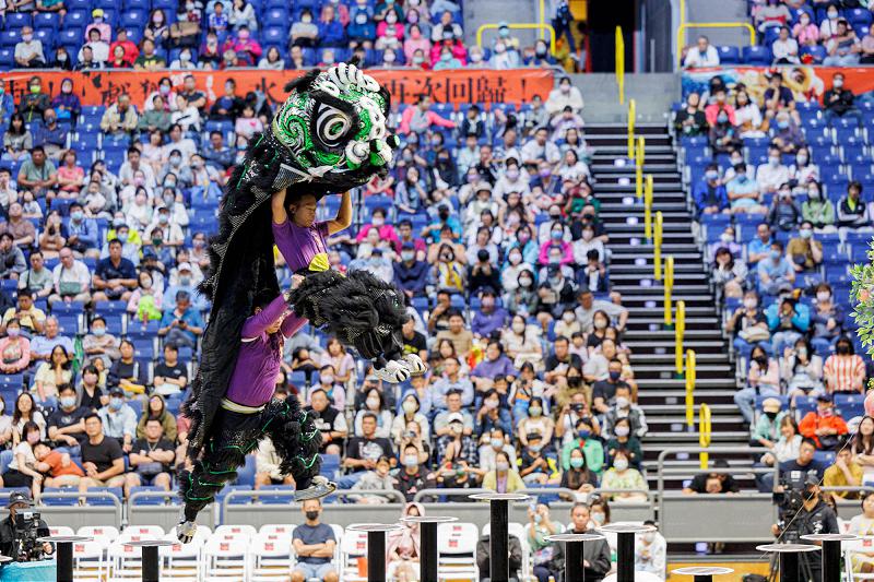 高史博2025高雄戲獅甲空中躍決戰巨蛋 馬來西亞布特拉再也光藝醒獅團奪冠