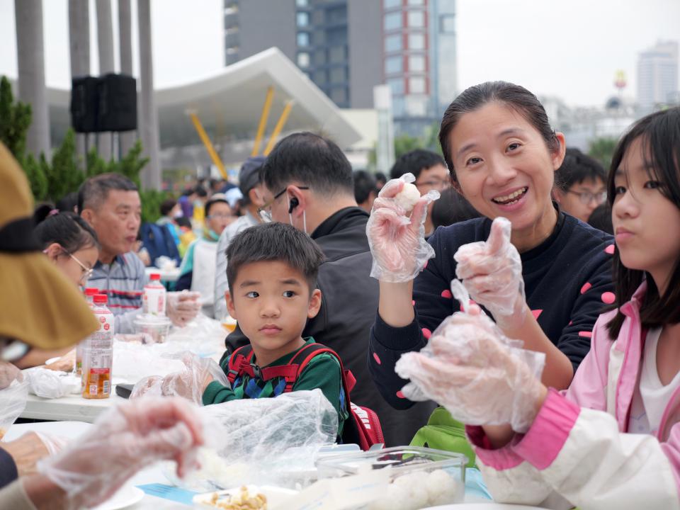 高雄米食節  蛇（什）麼都好吃 中央公園成為熱鬧的米食博覽會