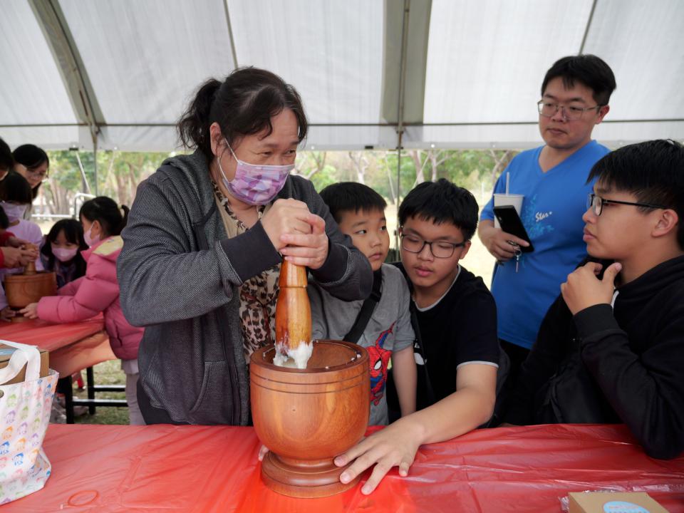 高雄米食節  蛇（什）麼都好吃 中央公園成為熱鬧的米食博覽會