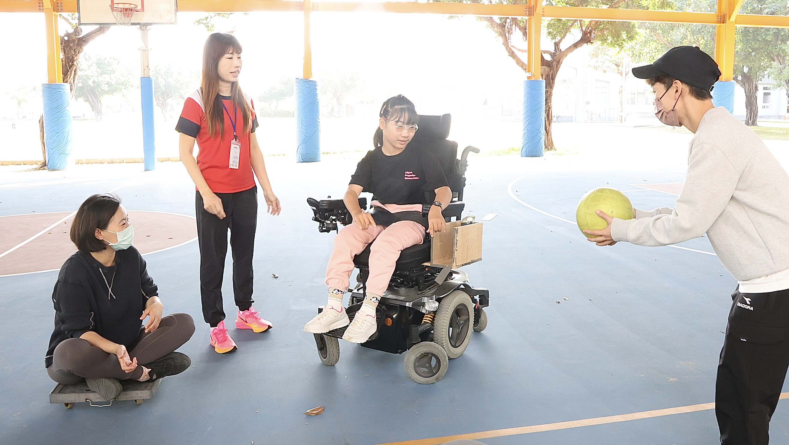 114年高市特教與健體領域輔導團體育教師增能研習 總統教育獎黃昊恩演示身障運動