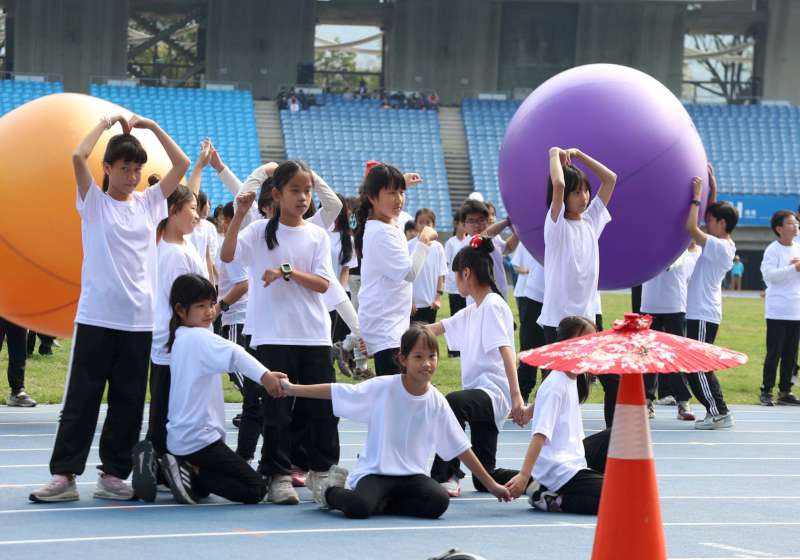 115年高市國小運動會國體場競技 三民區民族國小盧諠樂女子鉛球首封后