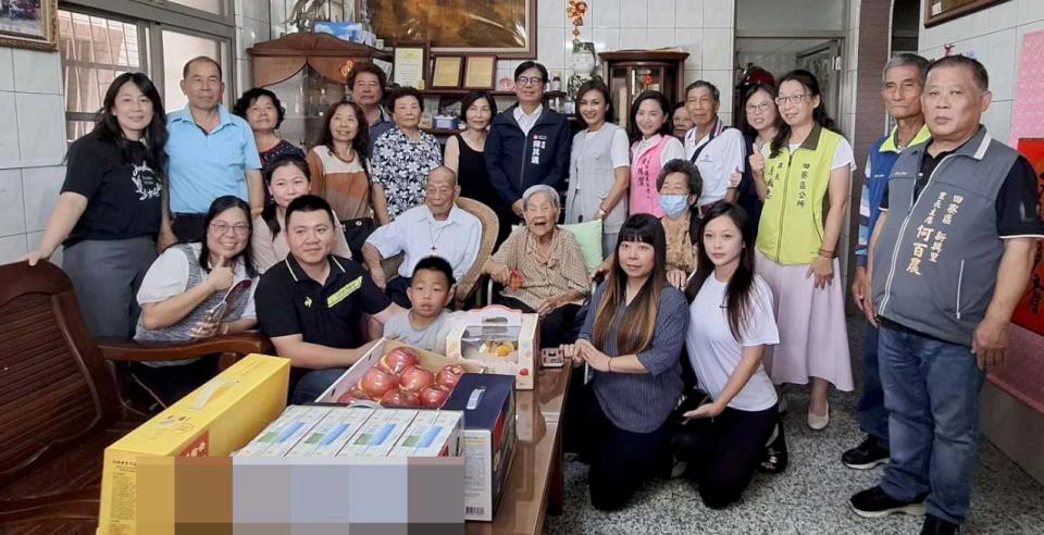 陳其邁慰訪田寮區百歲人瑞夫妻贈萬元重陽敬老金等 祝福福壽雙全表彰付出貢獻