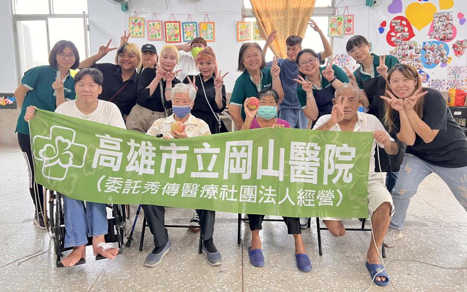 高市岡山秀傳醫院攜手專業設計師 前進岡山等區8長照據點敬老義剪