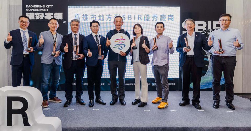 高市經發局地方型SBIR113年評鑑8家優秀企業 成果發表會頒獎表揚
