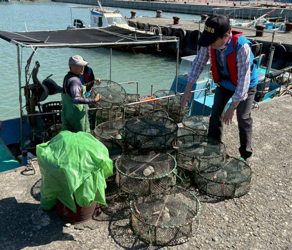 高市海洋局會同海巡署稽查沿岸漁船違法使用籠具 展執法決心