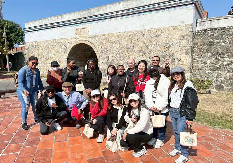 高市教育局增能研習暨交流活動 國中小雙語聯盟45名外籍英語師走讀左營舊城等景點