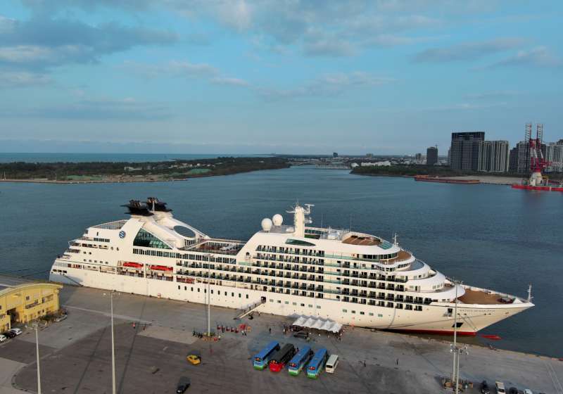 日三大航商旗下郵輪海洋富士號首航台南安平港 臺灣高雄港務噴水贈紀念牌迎賓 