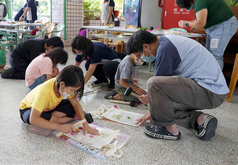 教育局家教中心攜手社教館親子共學巡迴旗尾國小 教作花卉敲染創意提袋