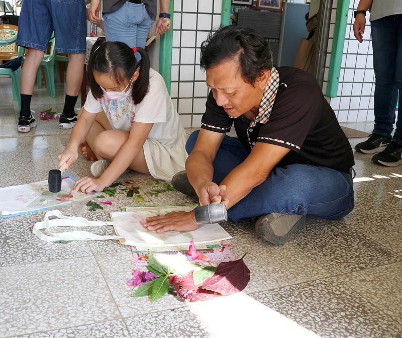 教育局家教中心攜手社教館親子共學巡迴旗尾國小 教作花卉敲染創意提袋