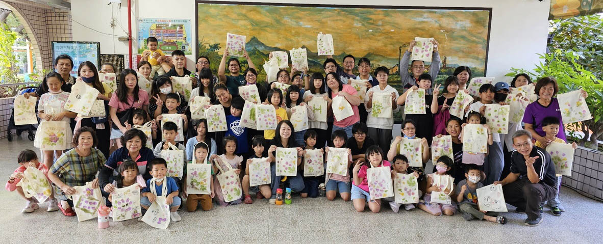教育局家教中心攜手社教館親子共學巡迴旗尾國小 教作花卉敲染創意提袋