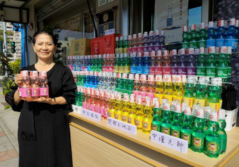高雄老牌彈珠汽水工廠客製化服務 粉紅超跑等神祇IP躍上瓶身