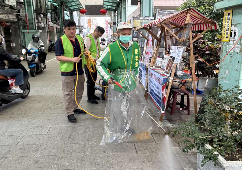 高雄郵局掃除社區街道 移除積水容器消滅孳生源 
