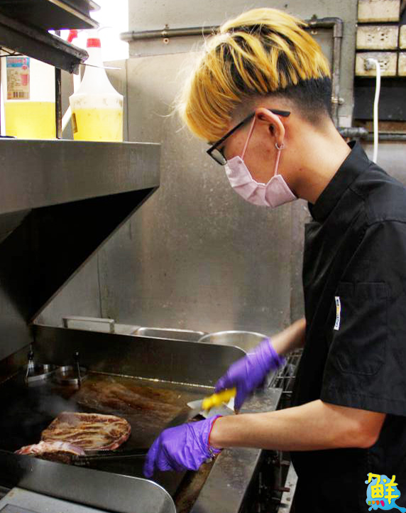 牛排控福音！ 犇の野平價原塊牛排讓美味在口中狂犇