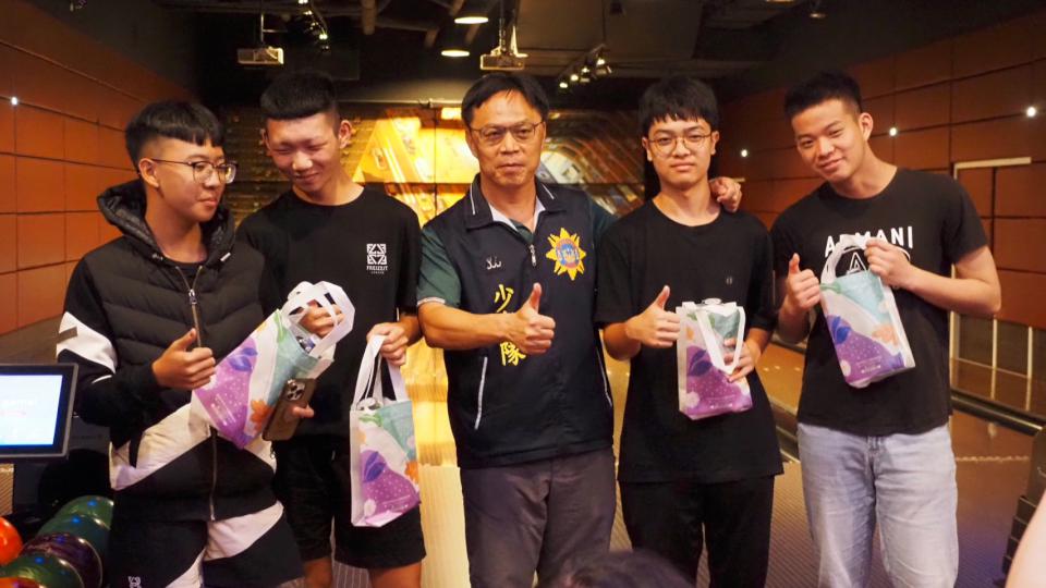 高市警局少年隊攜手少輔會邀兒少競技保齡球 穿插宣導防詐等預防犯罪