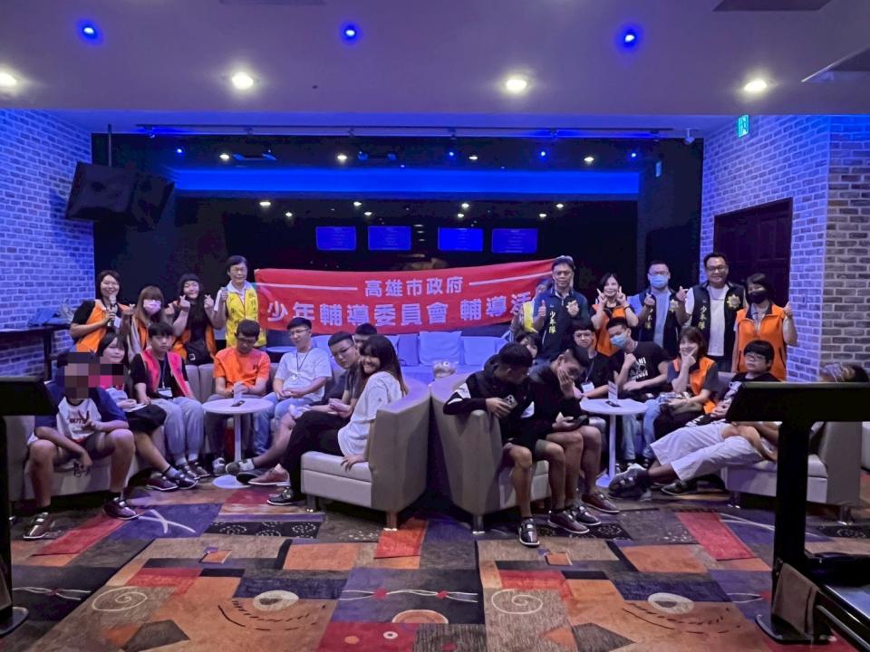 高市警局少年隊攜手少輔會邀兒少競技保齡球 穿插宣導防詐等預防犯罪