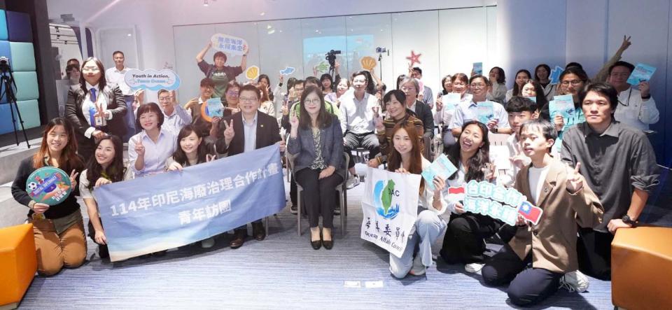 海委會印尼海廢治理合作計畫8青年代表前進雅加達 觀摩永續發展與環團智庫交流