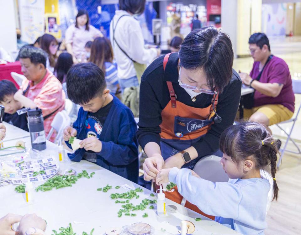 義大世界購物廣場11月15日點亮聖誕燈 15週年慶會卡友消費最高回饋15%