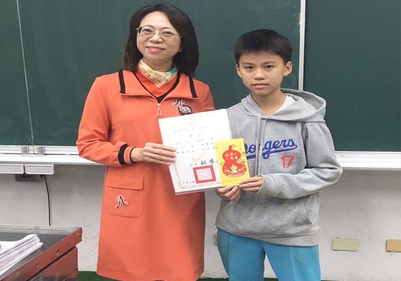 高市鳳山國中江姓學生助身障長者過路影片迴響大 校方公開表揚善行盼善念擴大