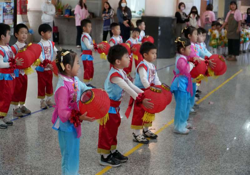 正修科大幼兒園童歌舞拜早年 吉祥話祝福師長萬馬奔騰好運到