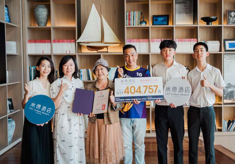 高雄承億酒店第三屆亞洲插畫藝博會慈善義賣油畫美在展 所得挹注台灣雷特氏症罕病協會