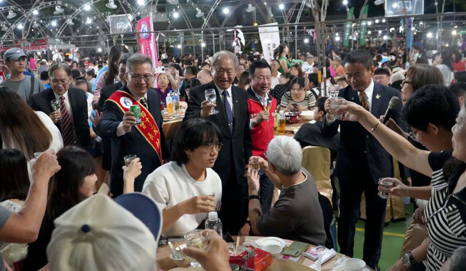 正修科大校友總會席開251桌邀校友回娘家 104級機械系校友傘兵秦良丰傷後現身