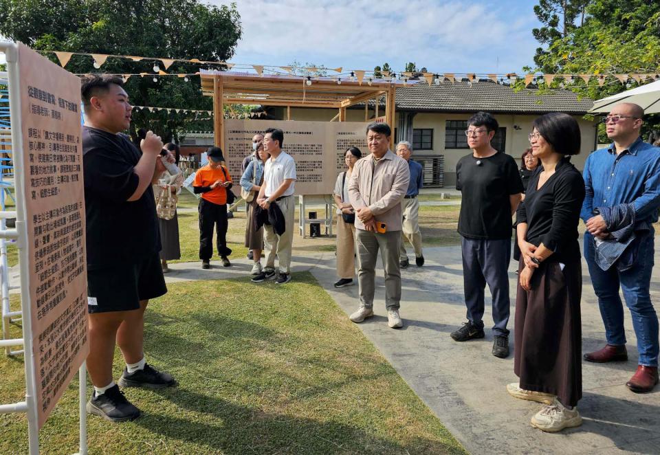 高大通識中心中文課1111名大一生踏訪左營建業新村 紀錄25戶以住代護店家故事