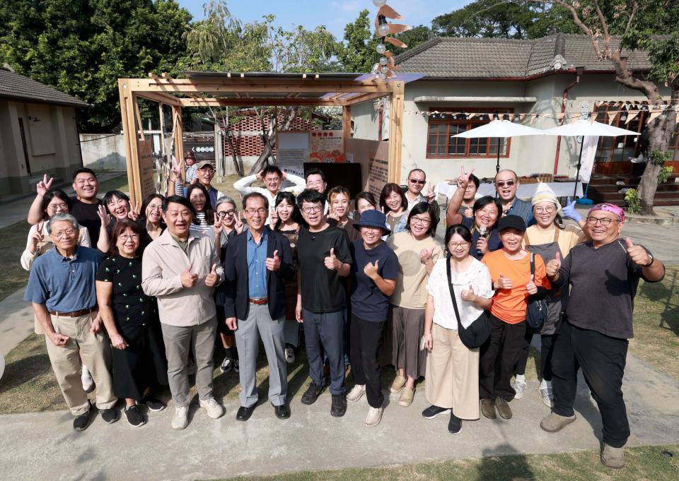 高大通識中心中文課1111名大一生踏訪左營建業新村 紀錄25戶以住代護店家故事