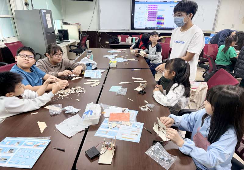 高市旗山區嶺口國小攜手屏大智慧機器人系 推為期三天機動戰士資訊科技育樂營