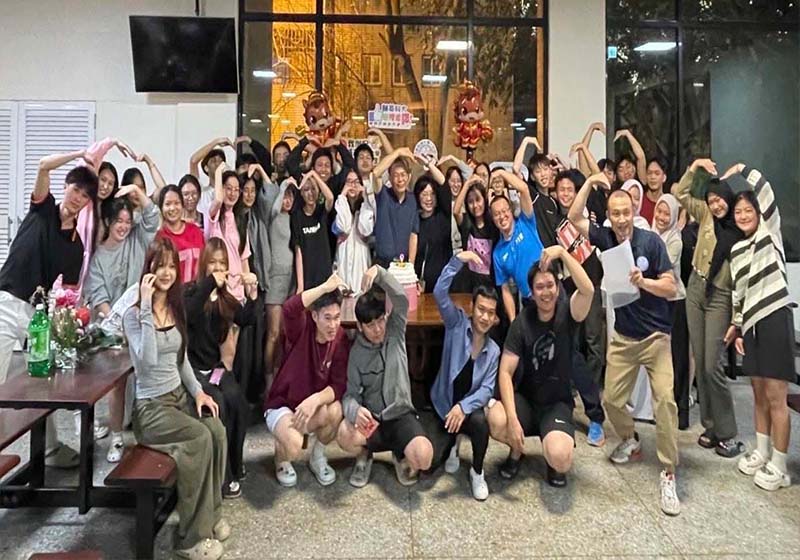 輔英科大小年夜邀僑生圍爐迎新 同步合唱切蛋糕慶生2月壽星