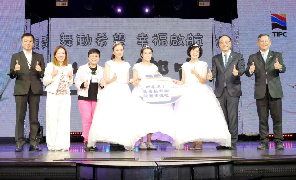 歡慶高雄築港117週年 臺灣高雄港務等5單位邀乳癌病友穿婚紗郵輪走秀 