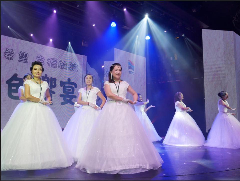 歡慶高雄築港117週年 臺灣高雄港務等5單位邀乳癌病友穿婚紗郵輪走秀 