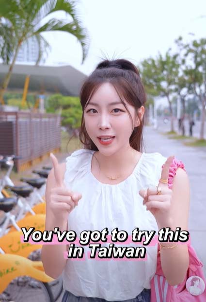 高市交通局邀中職啦啦隊韓籍女孩安芝儇拍攝短片 示範教作外籍旅客租借公共自行車