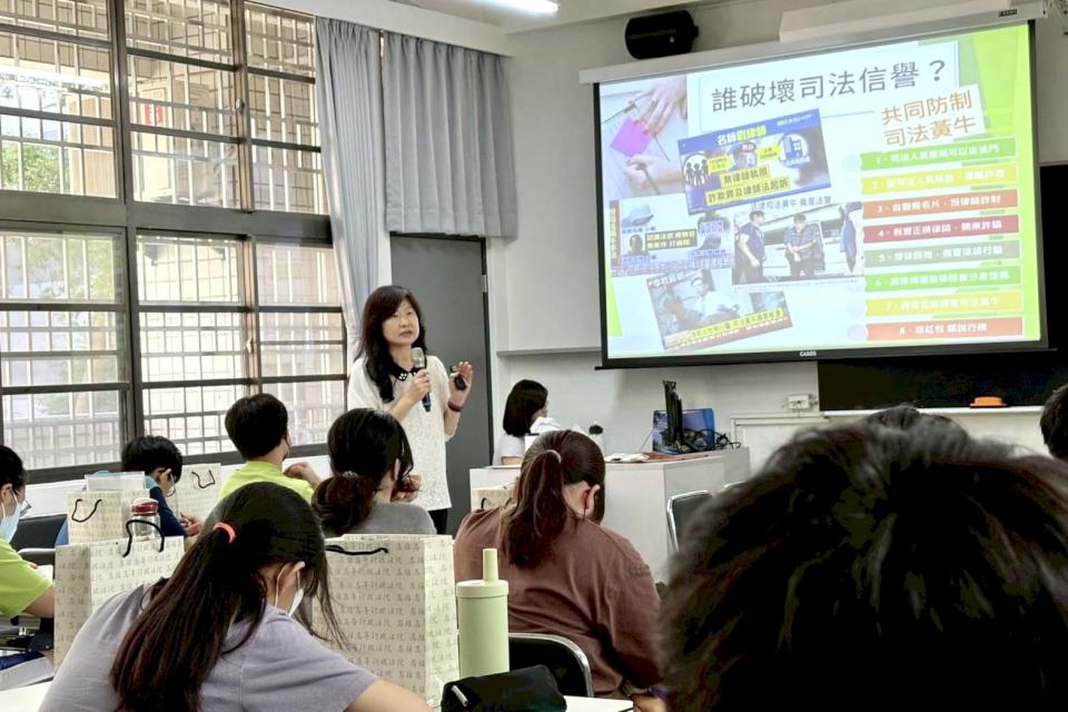 高雄高等行政法院「逗陣繞法院」活動 首移師高市小港高中