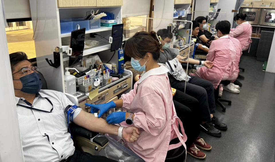 台灣中油煉製事業部邀同仁眷屬民眾挽袖獻愛 8小時募得42500cc熱血