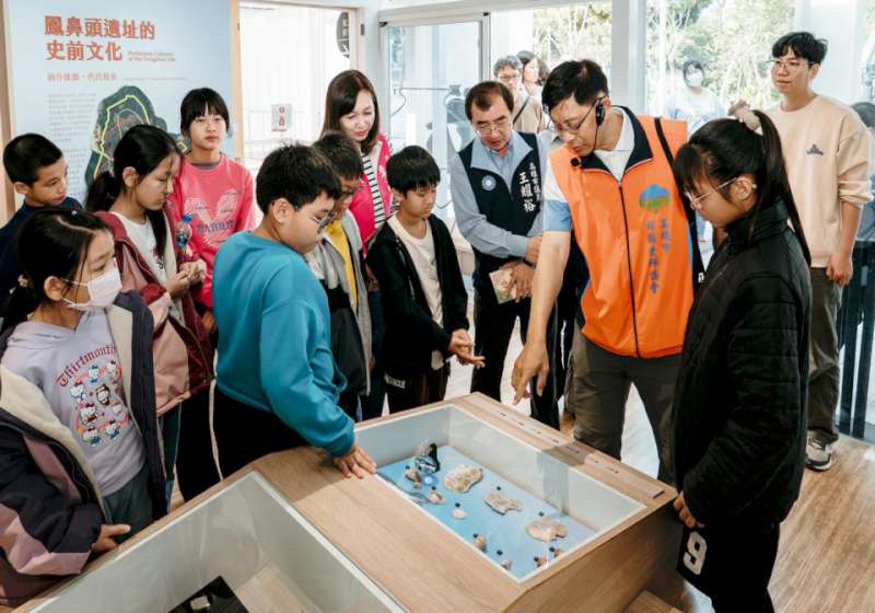 高市文化局鳳鼻頭考古教育館啟用 時光冒險隊挑戰考古教具史前工具誌慶