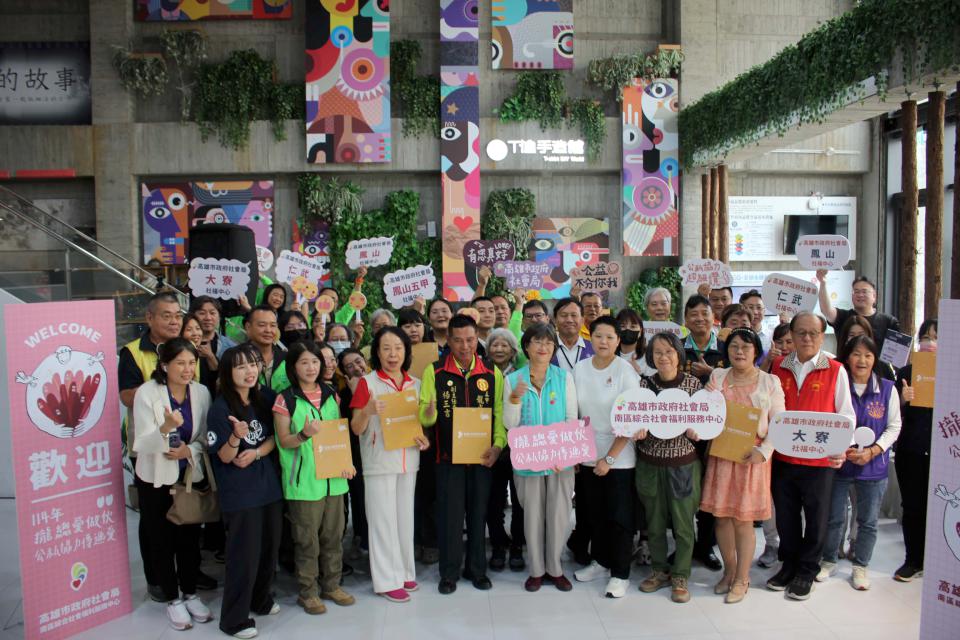 高市社會局南區社福中心公私協力傳遞愛感恩活動 頒狀感謝50團體寺廟店家支持