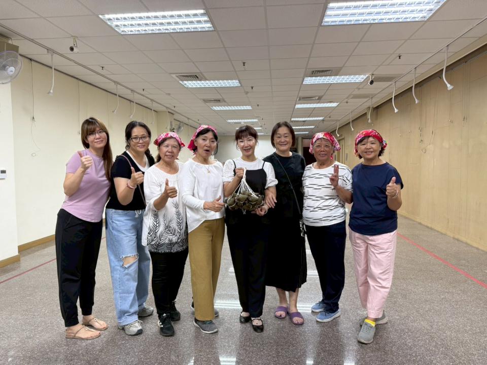 幼兒首次體驗端午包粽  新奇有趣